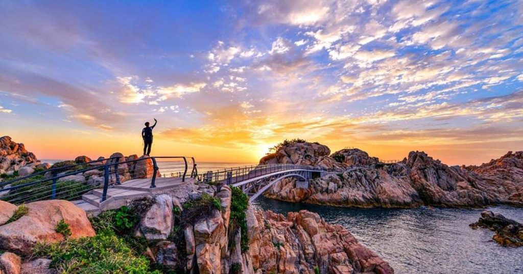 왕암과 등대가 보이는 해안 절벽 조망 사진