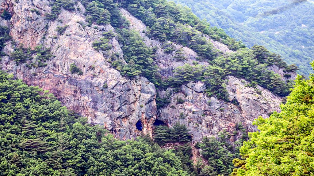 구만산 중턱에 위치한 구만굴 멀리서 본 광경